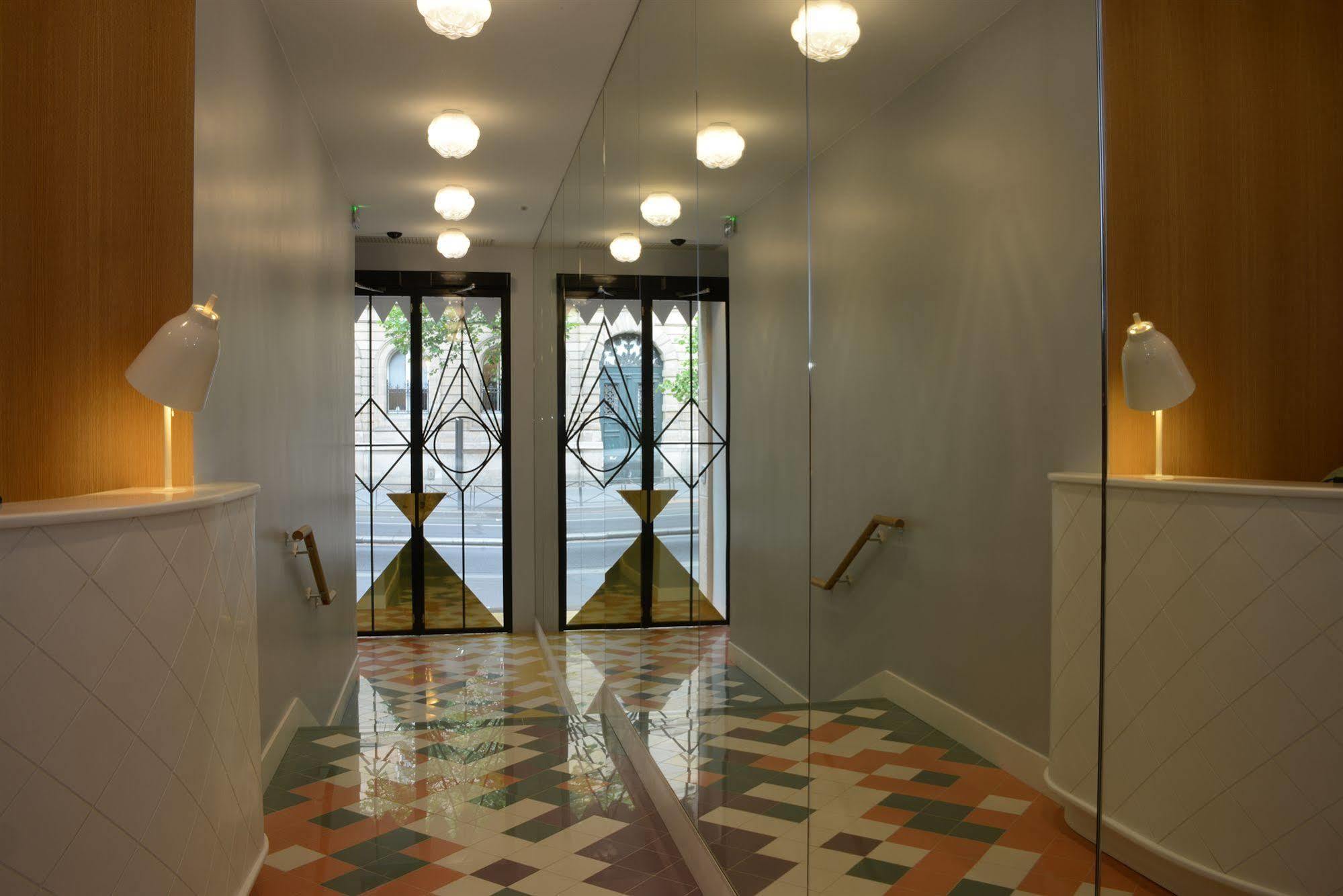 Hotel Le Lapin Blanc Paris Exterior photo